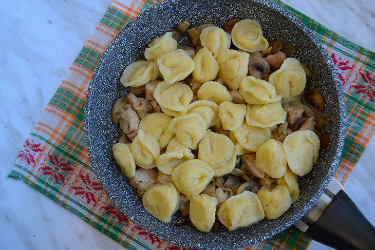 Галушки з куркою, грибами та цибулею - ситна та смачна страва