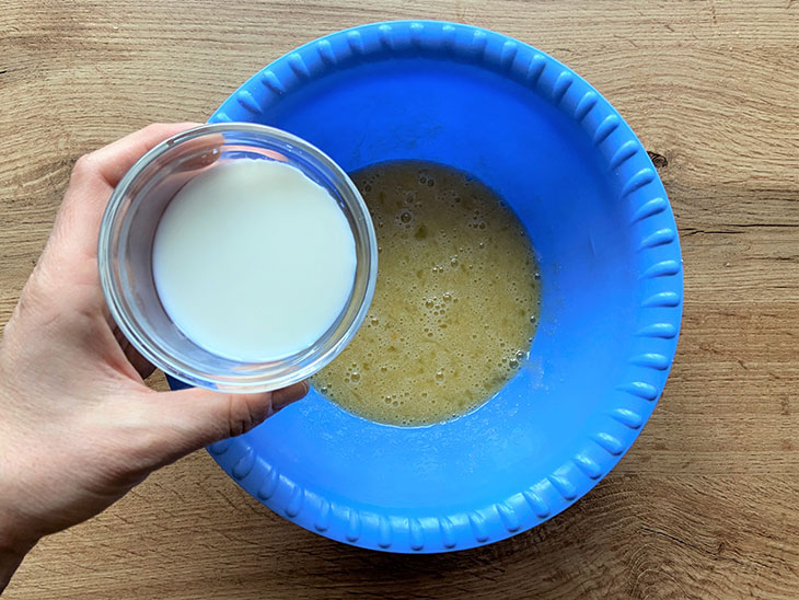 Яблучний пиріг з сирним шаром - простий та смачний рецепт