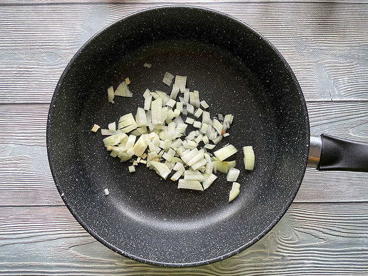 Навага в томатному соусі з цибулею - яскрава та ситна страва