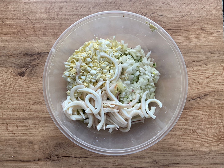 Кальмаровий салат з огірком - свіжий, легкий та соковитий