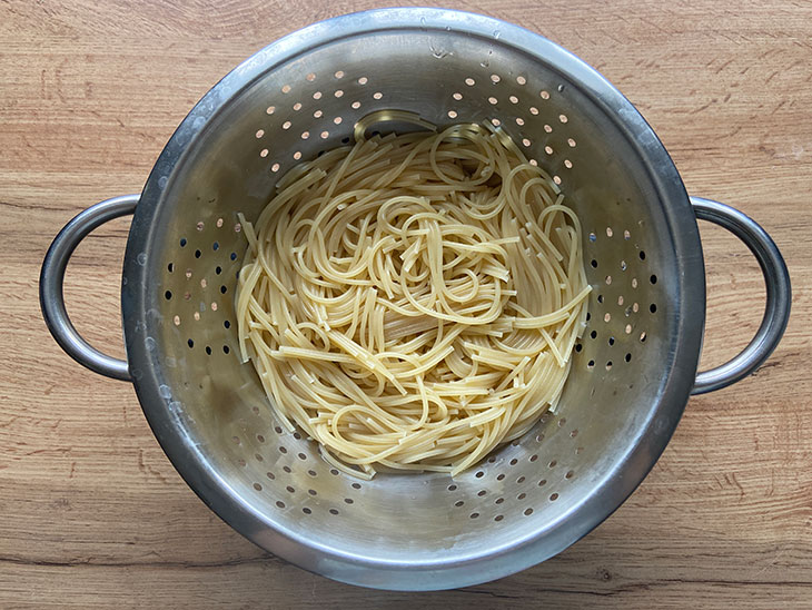 Макарони з грудинкою на сковороді - смачно, ситно та просто