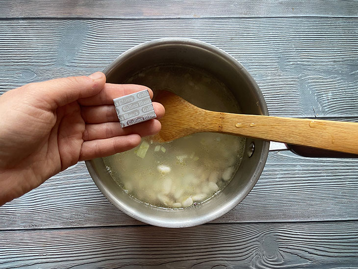 Суп з білої квасолі з песто - ніжний, поживний та оригінальний