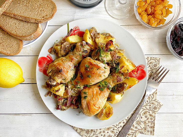 Курячі гомілки з грибами та картоплею - проста і ситна страва