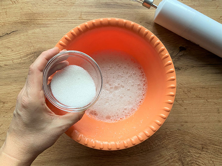 Яблучний пиріг з сирним шаром - простий та смачний рецепт