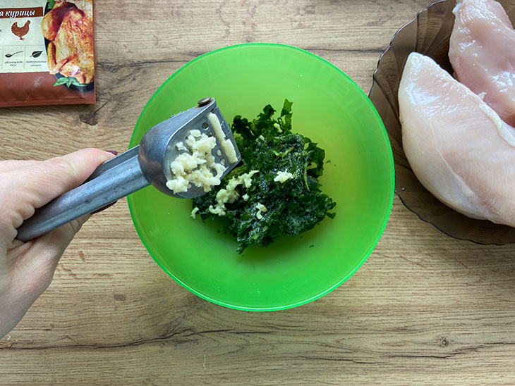 Соковита куряча грудка з сирною начинкою - чудова страва для всієї родини