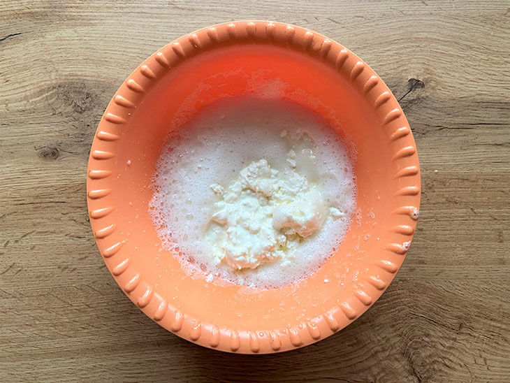 Яблучний пиріг з сирним шаром - простий та смачний рецепт