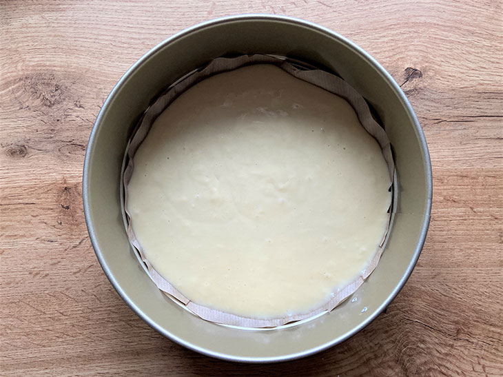 Яблучний пиріг з сирним шаром - простий та смачний рецепт