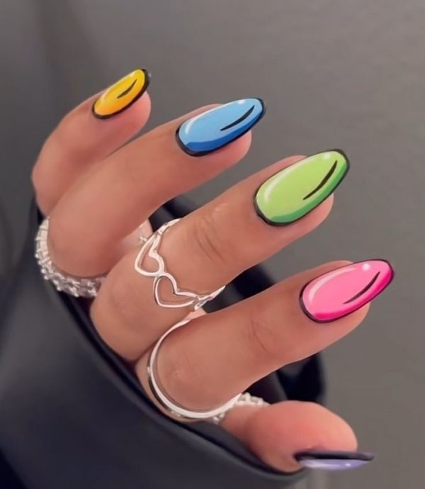 Comic nails - модний у 2023 році дизайн нігтів