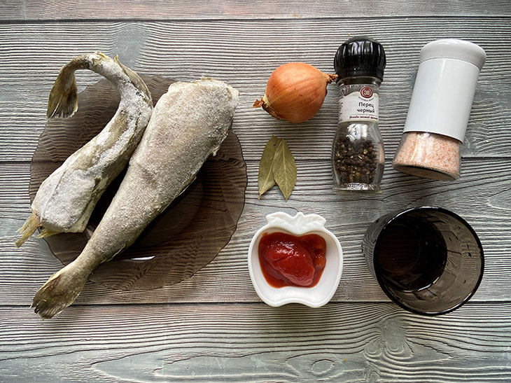 Навага в томатному соусі з цибулею - яскрава та ситна страва