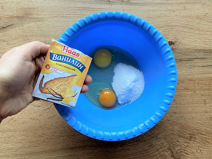 Яблучний пиріг з сирним шаром - простий та смачний рецепт