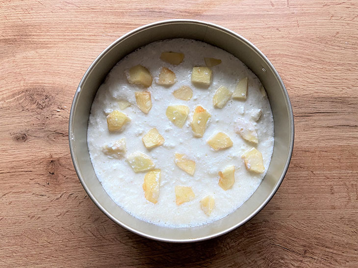 Яблучний пиріг з сирним шаром - простий та смачний рецепт