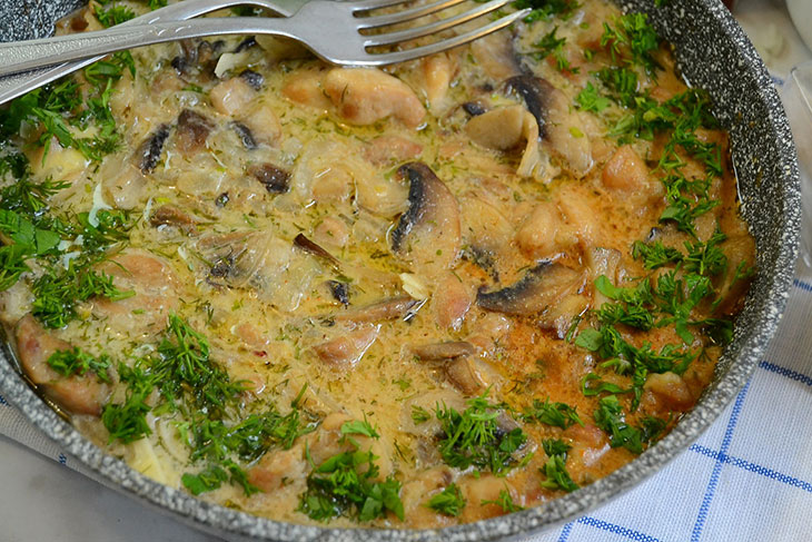Курка з грибами у вершковому соусі - ніжна, смачна та ароматна
