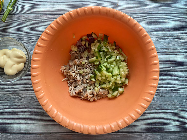 Салат з кукурудзою «Сонячний» - яскравий та апетитний.