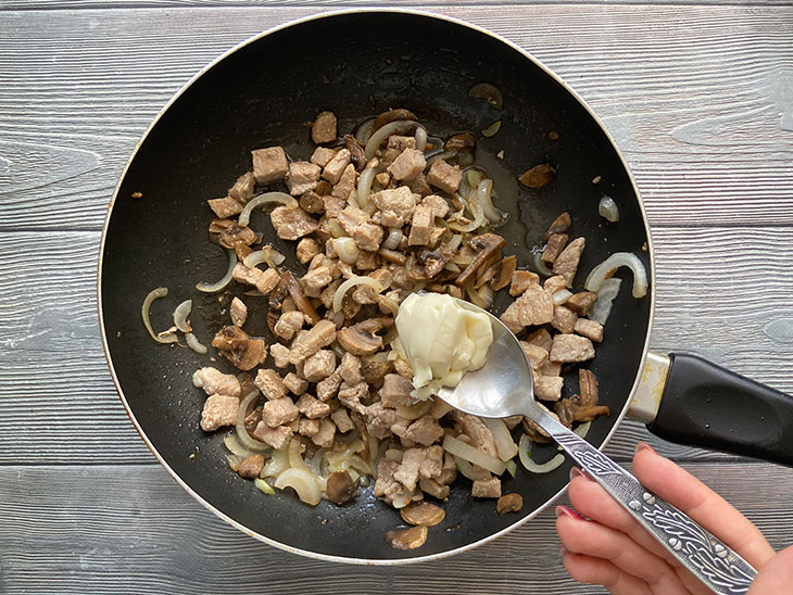 Свинина з грибами в сирному соусі - ситна та апетитна страва