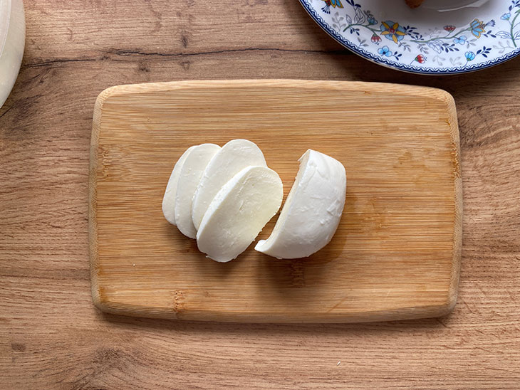 Сендвічі з моцарелою - просто, смачно та швидко