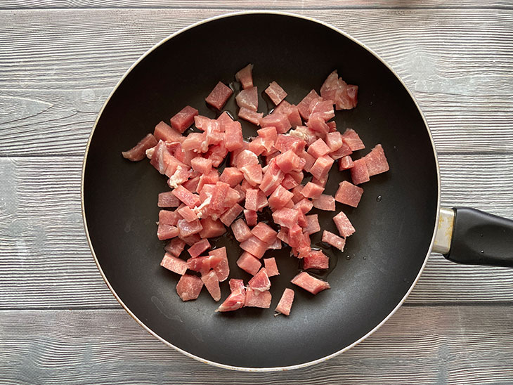 Свинина з грибами в сирному соусі - ситна та апетитна страва