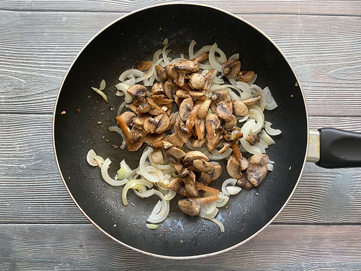 Свинина з грибами в сирному соусі - ситна та апетитна страва