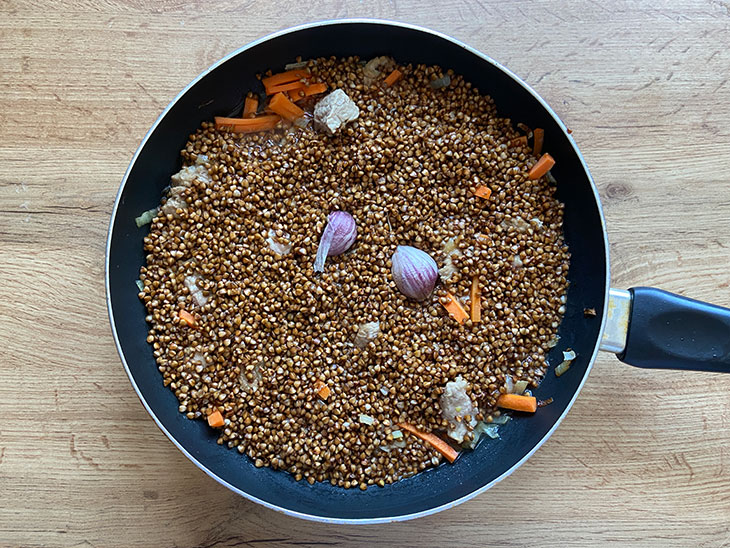 Плов із гречки зі свининою - ситна та смачна страва