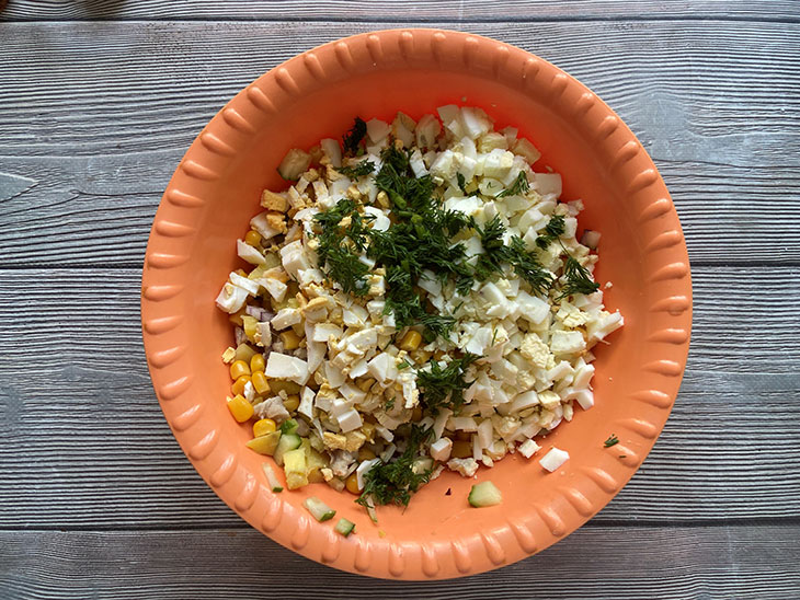 Салат з кукурудзою «Сонячний» - яскравий та апетитний.
