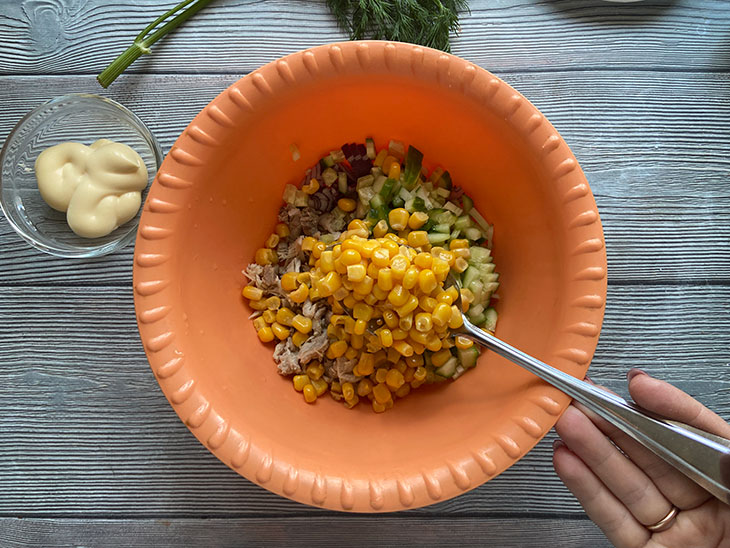 Салат з кукурудзою «Сонячний» - яскравий та апетитний.