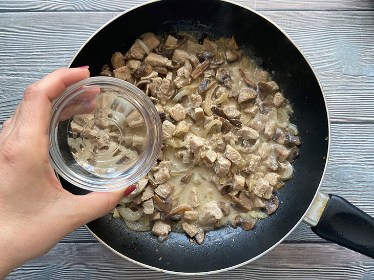 Свинина з грибами в сирному соусі - ситна та апетитна страва