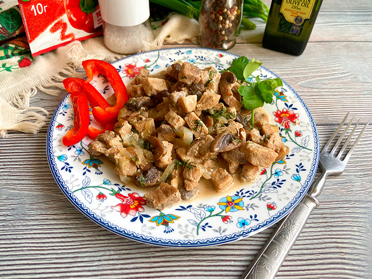 Свинина з грибами в сирному соусі - ситна та апетитна страва