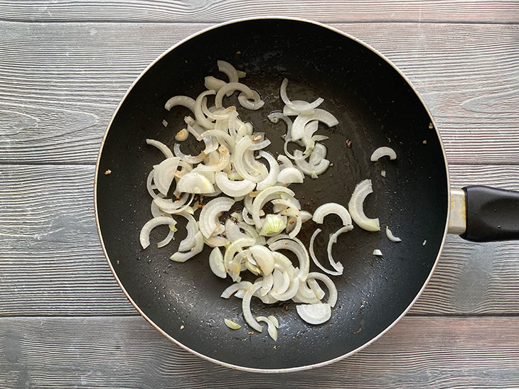 Свинина з грибами в сирному соусі - ситна та апетитна страва