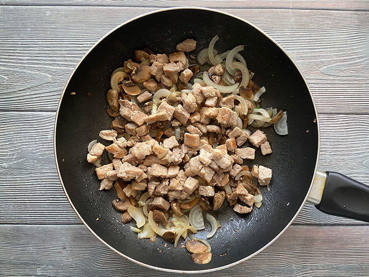 Свинина з грибами в сирному соусі - ситна та апетитна страва