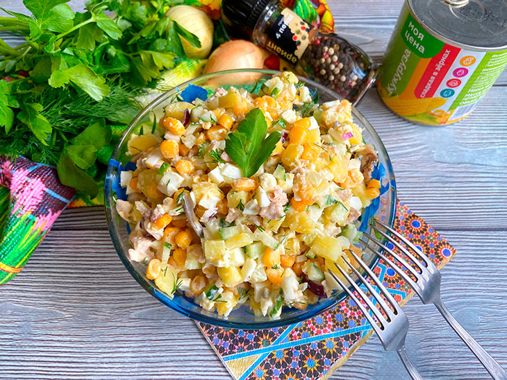 Салат з кукурудзою «Сонячний» - яскравий та апетитний.