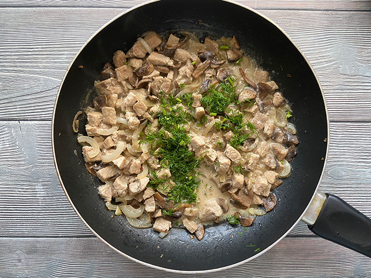 Свинина з грибами в сирному соусі - ситна та апетитна страва