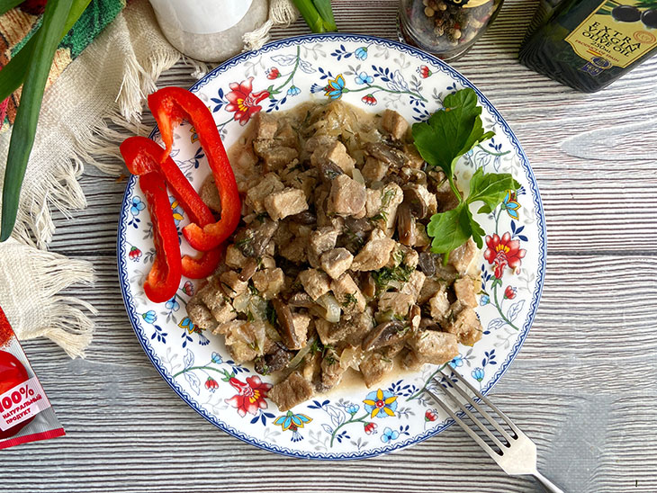 Свинина з грибами в сирному соусі - ситна та апетитна страва