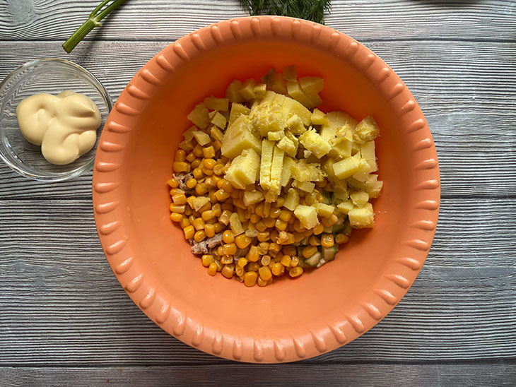 Салат з кукурудзою «Сонячний» - яскравий та апетитний.