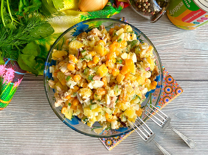 Салат з кукурудзою «Сонячний» - яскравий та апетитний.