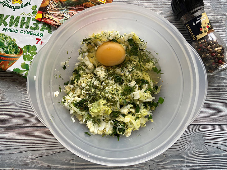 Пиріжки з цибулею та пекінською капустою - пишні та апетитні