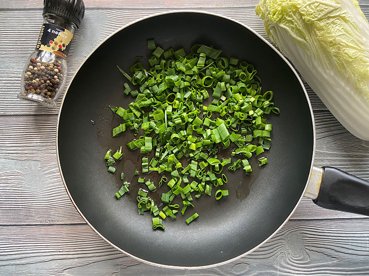 Пиріжки з цибулею та пекінською капустою - пишні та апетитні