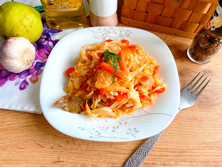 Капуста з болгарським перцем та помідором - смачна та яскрава страва
