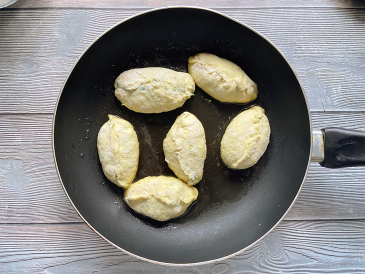 Пиріжки з цибулею та пекінською капустою - пишні та апетитні