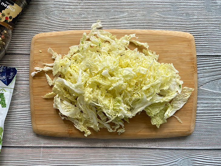 Пиріжки з цибулею та пекінською капустою - пишні та апетитні