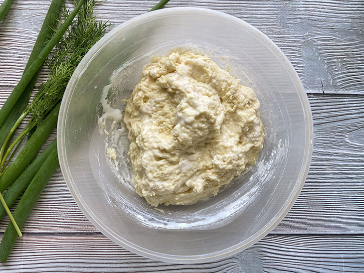 Пиріжки з цибулею та пекінською капустою - пишні та апетитні