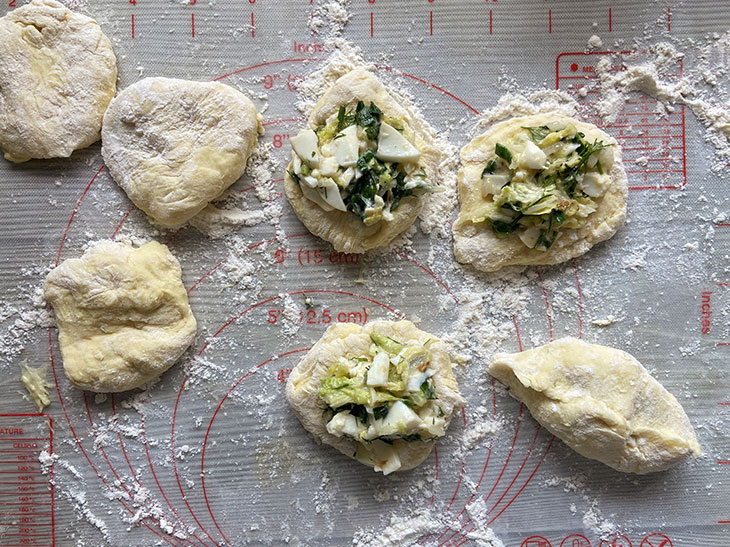 Пиріжки з цибулею та пекінською капустою - пишні та апетитні