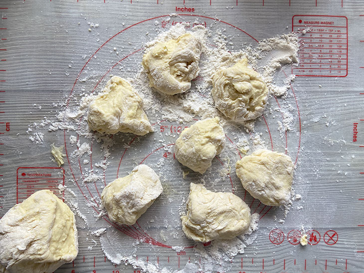 Пиріжки з цибулею та пекінською капустою - пишні та апетитні