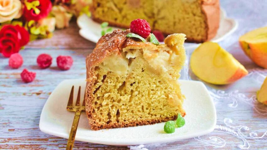 Вкуснейший классический десерт — шарлотка с яблоками