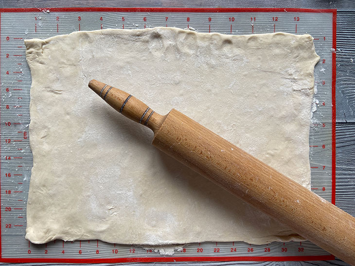 Банани з шоколадом у листковому тесті - смачна випічка на швидку руку