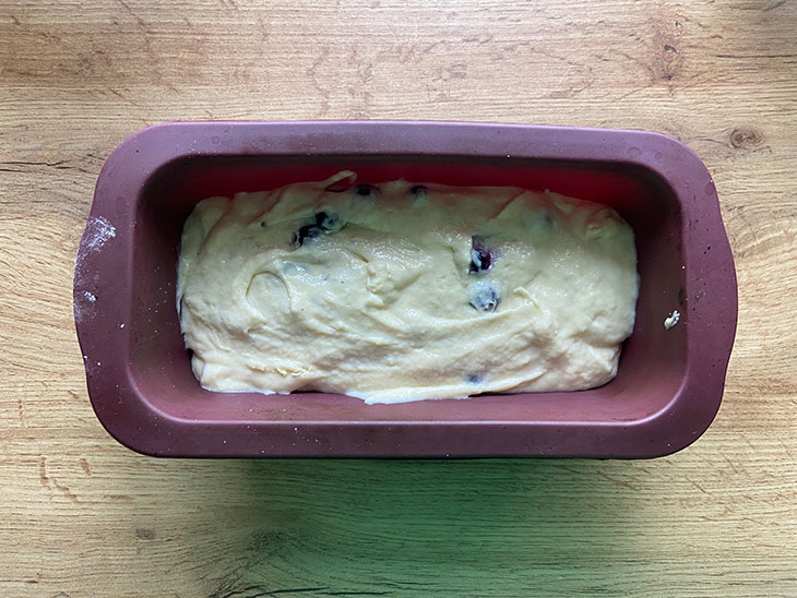 Кекс на сметані з чорною смородиною - корисна та смачна випічка