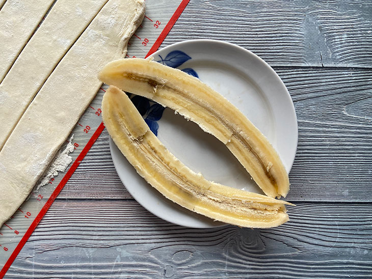 Банани з шоколадом у листковому тесті - смачна випічка на швидку руку