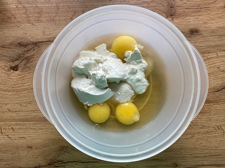 Кекс на сметані з чорною смородиною - корисна та смачна випічка