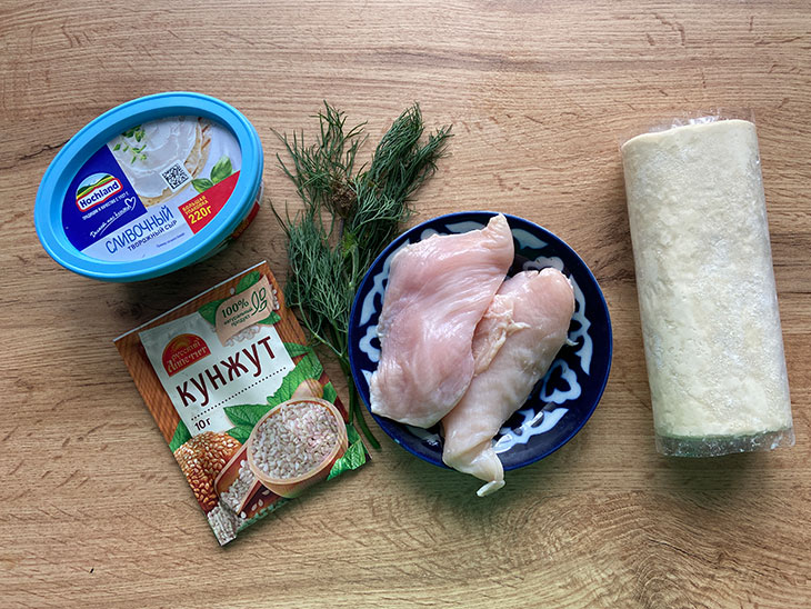 Плюшки з куркою та сиром - швидка та ситна випічка