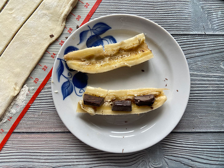 Банани з шоколадом у листковому тесті - смачна випічка на швидку руку