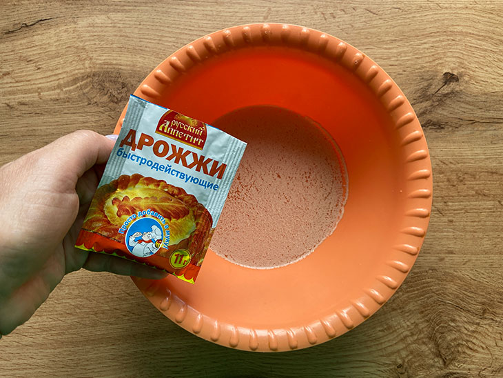 Піца з адигейським сиром, ковбасою та помідорами - апетитна та оригінальна