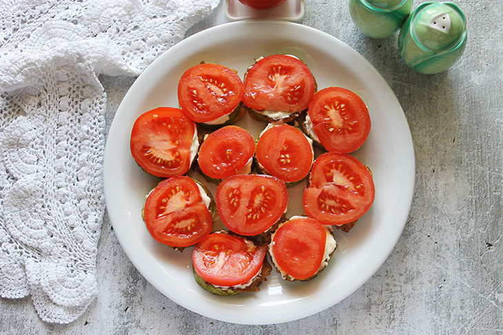 Закуска з кабачків з помідорами - соковита, смачна та пікантна